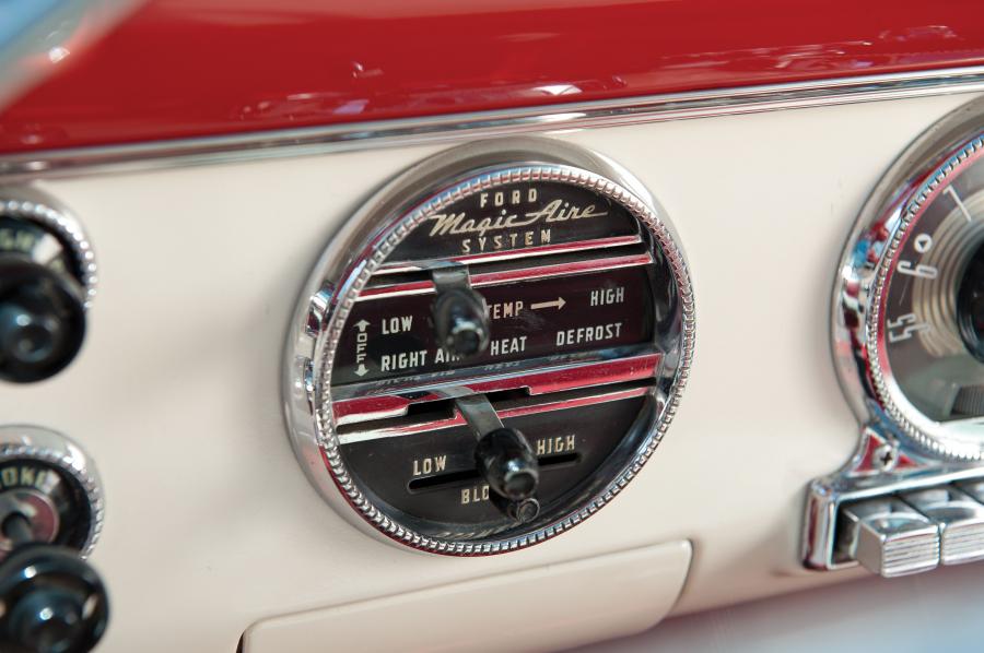  Ford Fairlane Crown Victoria Skyliner 1955 года  (фото 18 из 36)